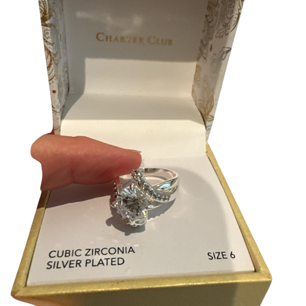 Elegant Silver and Crystal Women's Ring - Picture 2 of 3